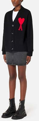 AMI Paris FW22 紅心標誌V領羊毛開衫毛衣 男女同款 黑色 UKC002018-009 Lookbook AMI Paris FW22 紅心標誌V領羊毛開衫毛衣 男女同款 黑色 UKC002018-009