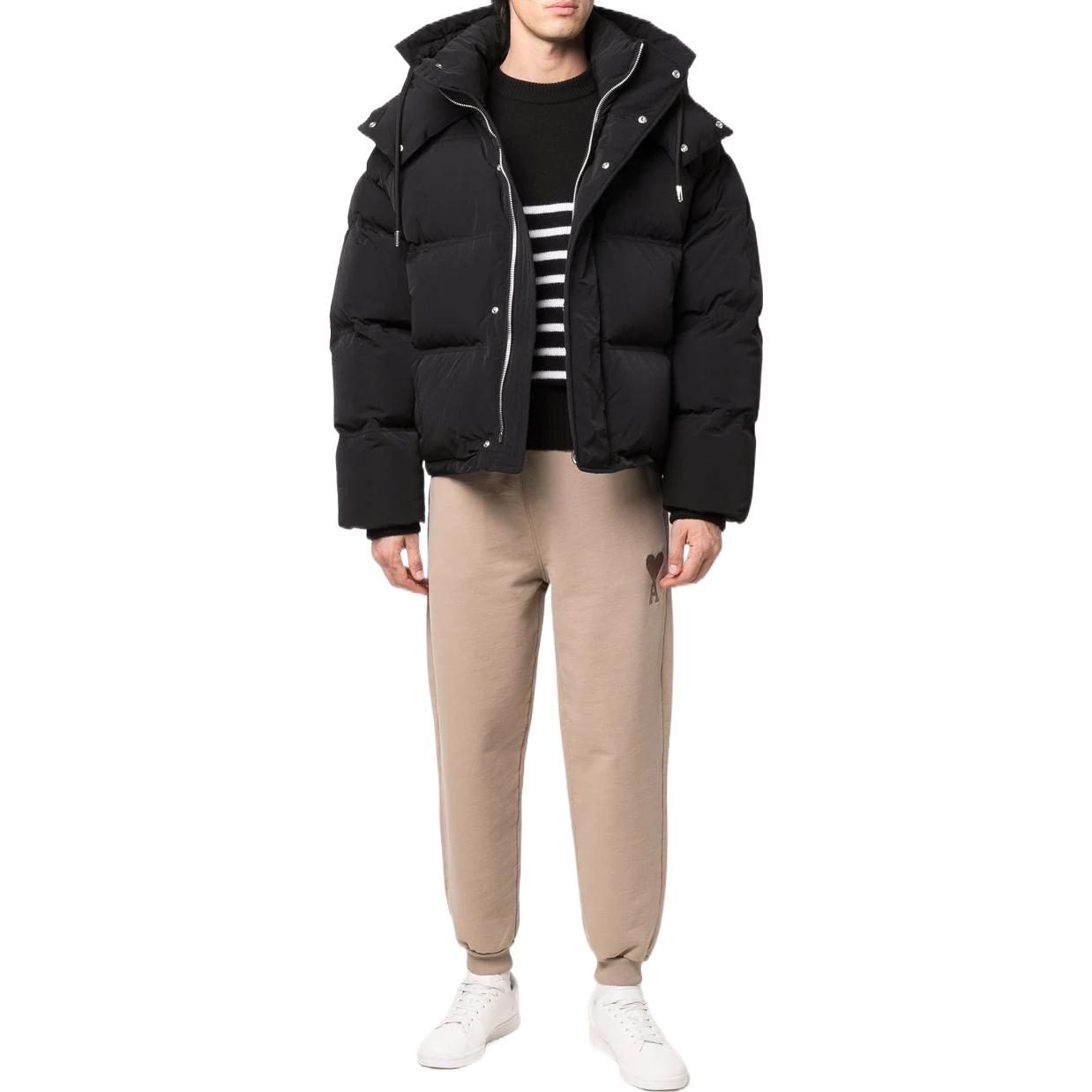 Lookbook AMI Paris FW22 中性款黑色連帽短版羽絨外套 UJK401276-100