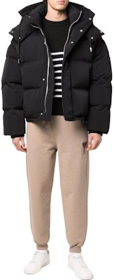 AMI Paris FW22 中性款黑色連帽短版羽絨外套 UJK401276-100 Lookbook AMI Paris FW22 中性款黑色連帽短版羽絨外套 UJK401276-100