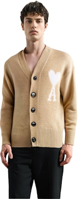 AMI Paris FW23 大愛心刺繡V領雲紗針織奶油色開衫 男女適用. UKC025KN0032719 Lookbook AMI Paris FW23 大愛心刺繡V領雲紗針織奶油色開衫 男女適用. UKC025KN0032719