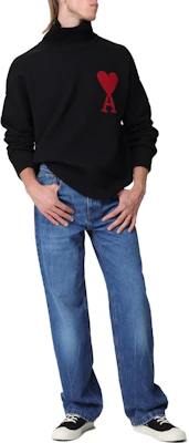 AMI PARIS FW23 Klasik Logo Hati Hitam Turtleneck Sweater Lelaki. BFUKS406018-009 Lookbook AMI PARIS FW23 Klasik Logo Hati Hitam Turtleneck Sweater Lelaki. BFUKS406018-009