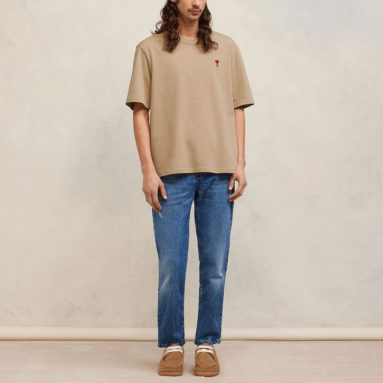 Lookbook AMI Paris FW23 Baju T-Shirt Oversized Beige Logo Hati Sulam Unisex. UTS005726265