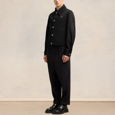 AMI PARIS FW24 黑色尼龙扣式户外夹克 男女同款 带标志设计 UJK242PA0007-001 Purchase AMI PARIS FW24 黑色尼龙扣式户外夹克 男女同款 带标志设计 UJK242PA0007-001