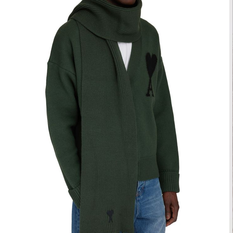 Lookbook AMI PARIS グリーン ウール マフラー ロゴ付き ユニセックス カップル向け AMIQ2PZ2