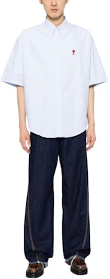 Camisa Unisex Manga Corta Azul AMI Paris con Corazón Bordado. H23HSH230CO0031 Lookbook Camisa Unisex Manga Corta Azul AMI Paris con Corazón Bordado. H23HSH230CO0031