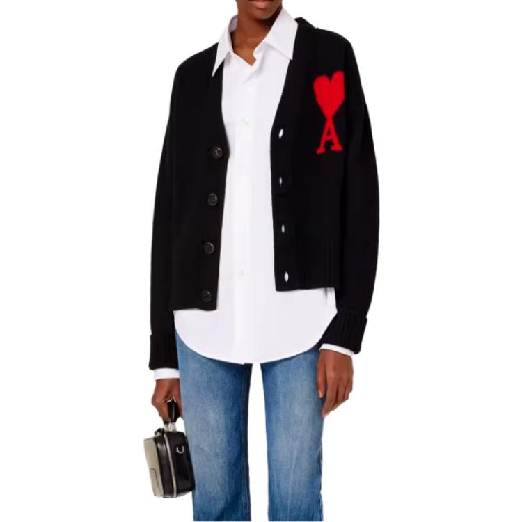 Lookbook AMI Paris Heart Wool V-Neck Sweater Unisex Hitam BFUKC0020181-009