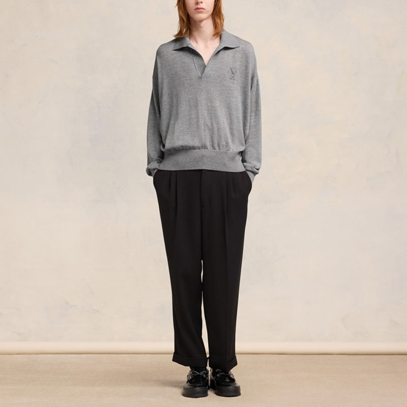 Lookbook AMI Paris Jersey de Polo Unisex Gris de Lana Merino con Parche de Corazón. UPL342KN0039-055