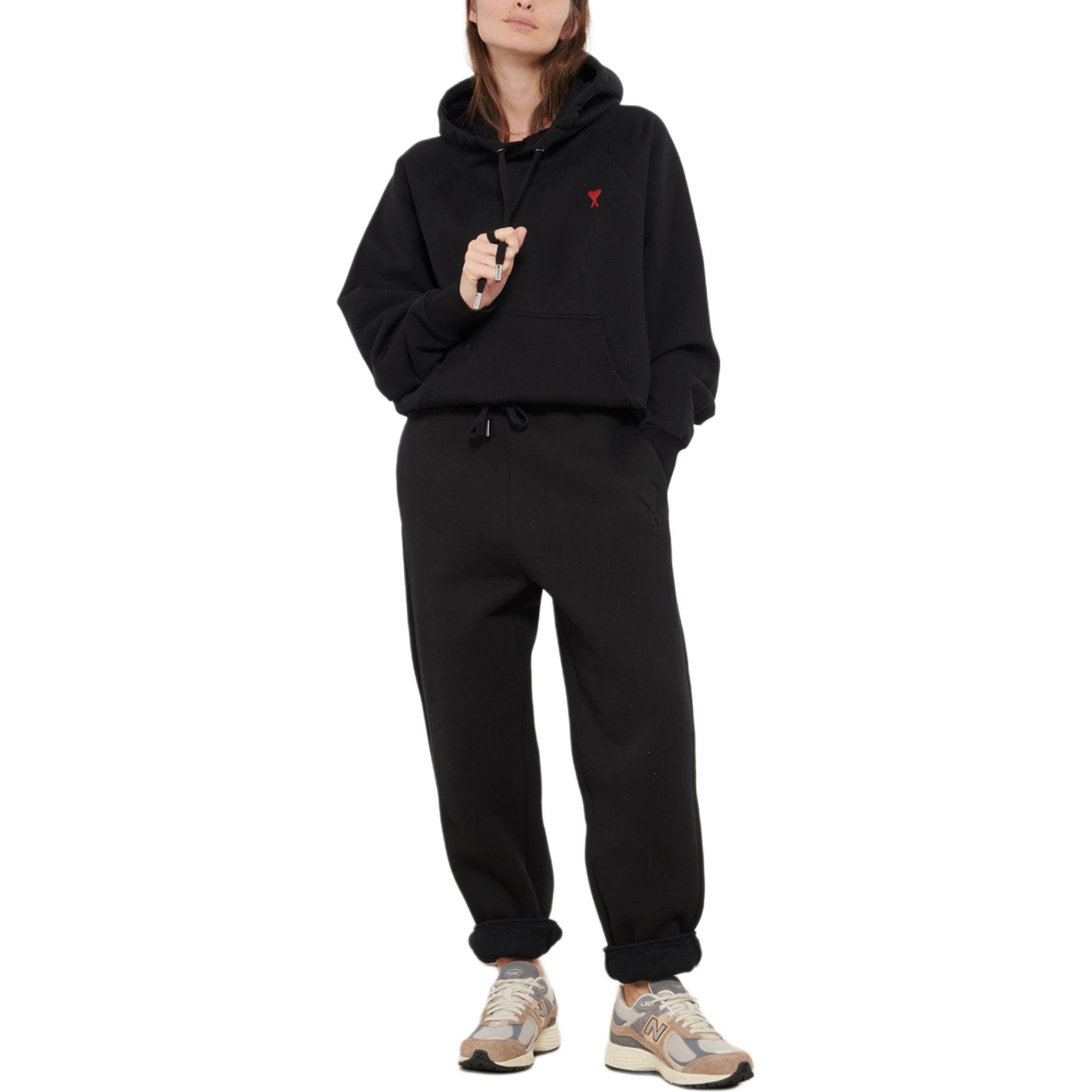 Lookbook AMI Paris 솔리드 로고 자수 니트 조거 팬츠 유니섹스 블랙. UTR2257490-01