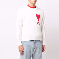 Lookbook AMI Paris SS22 Big Heart Logo White Crewneck Sweater Unisex UKS003016-102