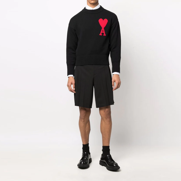 Lookbook AMI Paris SS22 黑色紅心Logo圓領毛衣 男女款式適穿 UKS003016-009