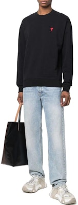 AMI PARIS SS22 黑色紅心刺繡圓領衛衣 男女通用款式。 BFUSW001730-001 Lookbook AMI PARIS SS22 黑色紅心刺繡圓領衛衣 男女通用款式。 BFUSW001730-001