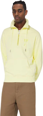 아미 파리 SS22 로고 하트 디자인 옐로우 하프집 풀오버 후디. USW502-747703 Lookbook 아미 파리 SS22 로고 하트 디자인 옐로우 하프집 풀오버 후디. USW502-747703