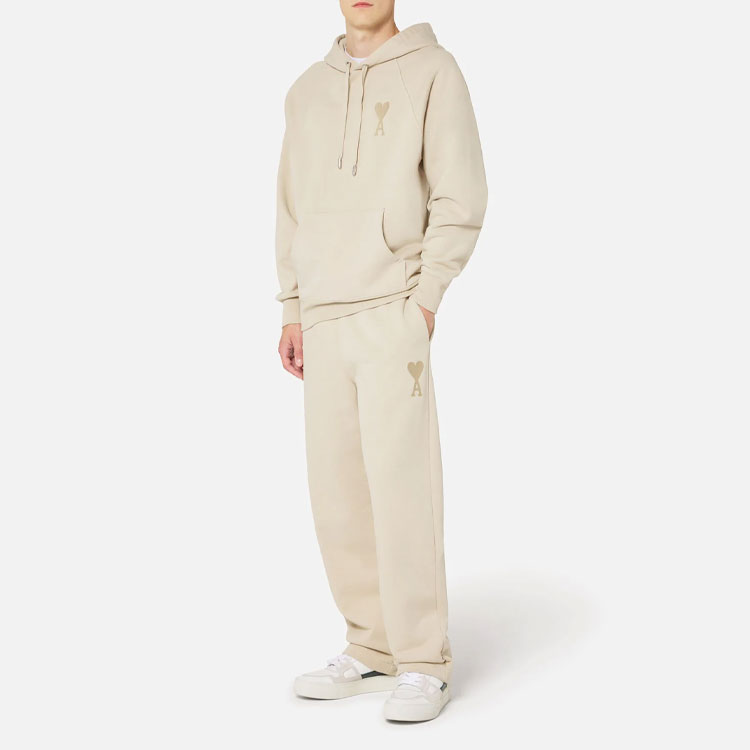Lookbook アミ・パリ 秋冬 ハートロゴ ドローストリング スウェットパンツ ベージュ HTR202747-250