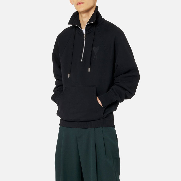 Lookbook AMI Paris SS22 Logo 愛心拉鍊套頭外套 黑色毛衣。 USW502-747001