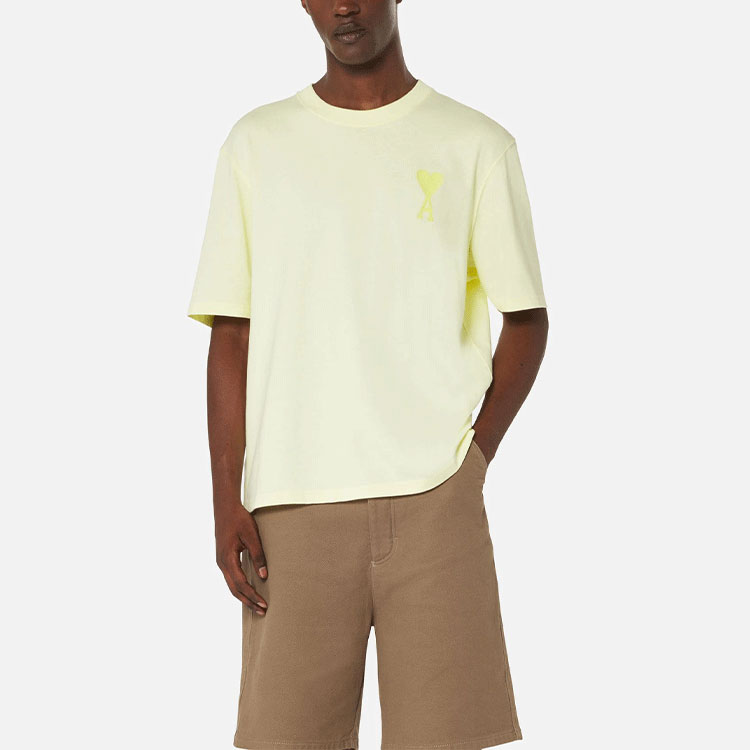 Lookbook AMI PARIS SS22 Baju Krew Leher dengan Logo Hati Pastel Sulam Kuning Krim UTS002726-703