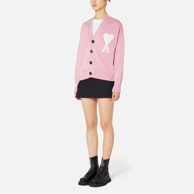 Lookbook AMI Paris SS22 Baju Sejuk V-Leher Unisex Logo Hati Pink. UKC003016-659