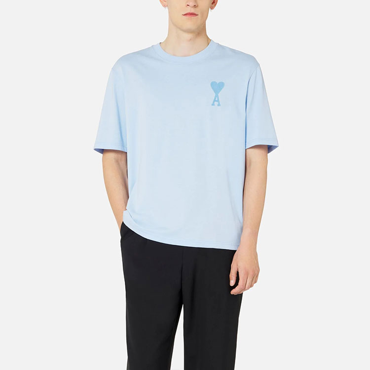 Lookbook AMI PARIS SS22 サマー キャンディ ハート ロゴ 刺繍 ユニセックス ブルーTシャツ UTS002726-450