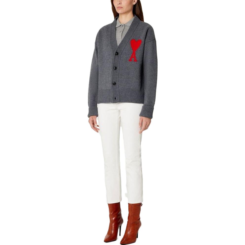 Lookbook AMI PARIS SS23 灰色心形Logo針織開襟毛衣  男女款 UKC002018-084