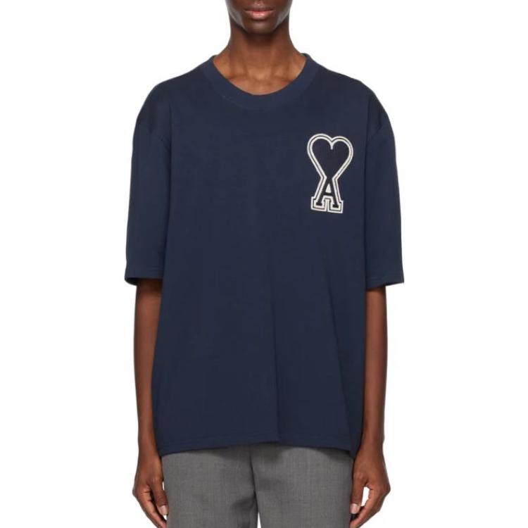 Lookbook Camiseta AMI Paris SS23 Azul Marino con Logo de Corazón Estampado Crewneck. UTS002726-4003