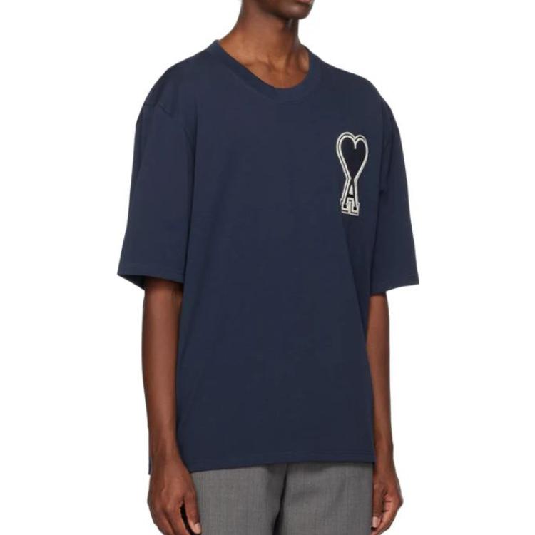 Shop Camiseta AMI Paris SS23 Azul Marino con Logo de Corazón Estampado Crewneck. UTS002726-4003