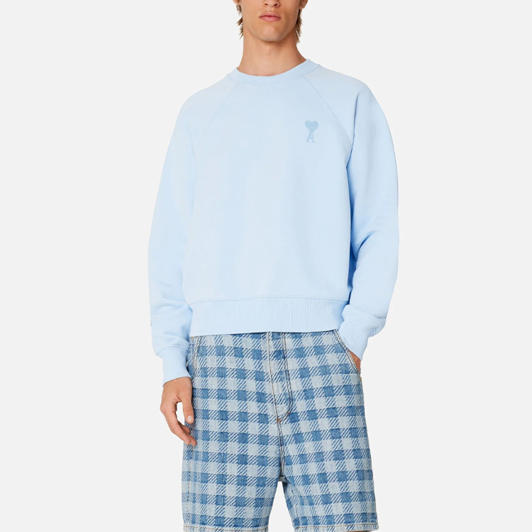 Lookbook Sudadera Unisex AMI PARIS SS23 Azul Cielo con Bordado de Corazón de Algodón USW004747-464