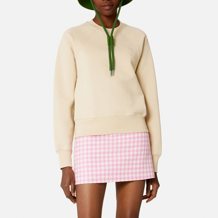 Lookbook AMI Paris SS23 男女同款香草色刺繡愛心棉質圓領長袖上衣。 USW004747-714