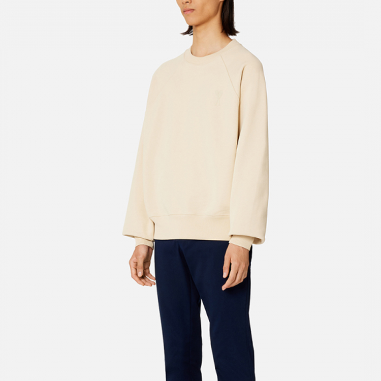 Purchase AMI Paris SS23 男女同款香草色刺繡愛心棉質圓領長袖上衣。 USW004747-714