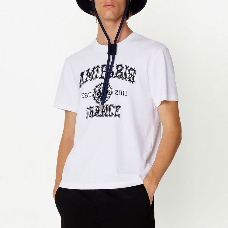 Lookbook AMI Paris SS23 Kemeja-T Leher Bulat Uniseks Cetak Logo Putih. HTS008726-100