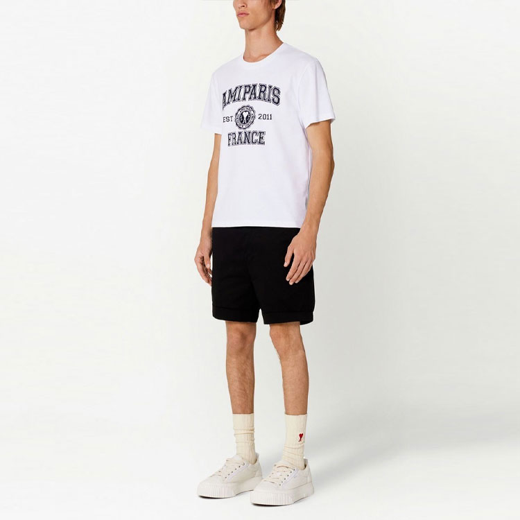 Purchase AMI Paris SS23 Kemeja-T Leher Bulat Uniseks Cetak Logo Putih. HTS008726-100