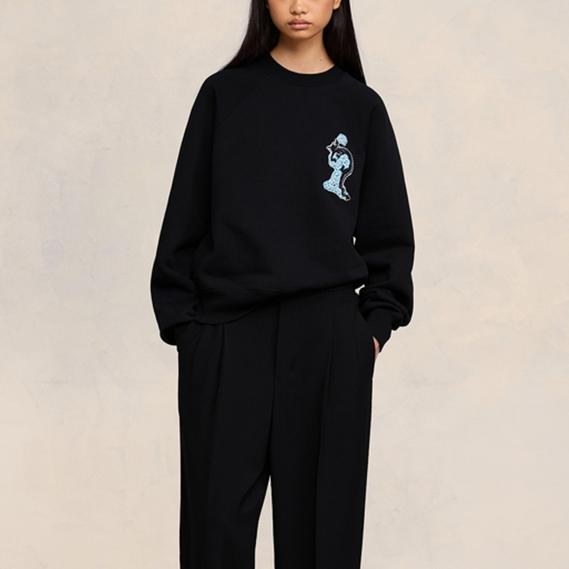 Lookbook Sudadera Unisex Negra AMI Paris SS24 Dragon Capsule de Ajuste Holgado Manga Larga SPUSW099747-001