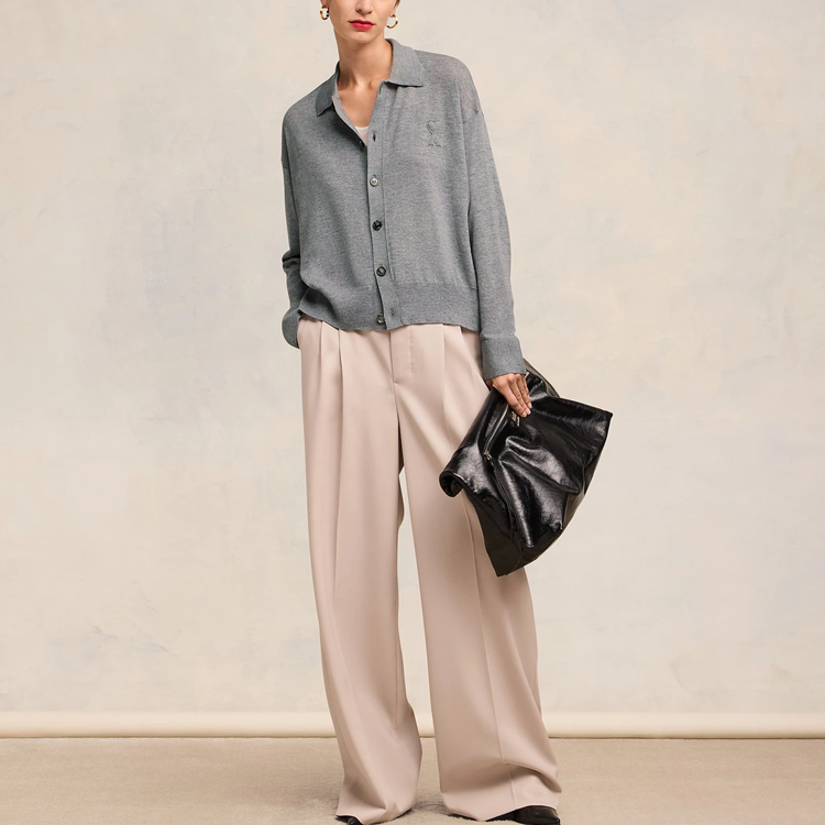 Lookbook AMI Paris SS24 灰色美利奴羊毛愛心刺繡開衫男女款 UKC042KN0039-055