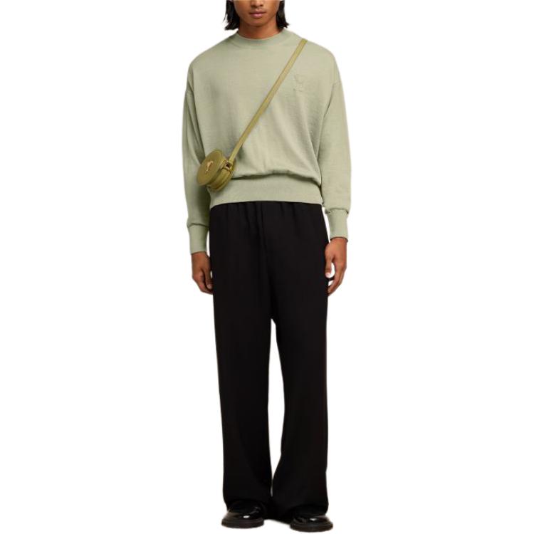 Lookbook AMI PARIS SS24 Suéter Unisex Crewneck Verde Salvia con Parche de Corazón. UKS042KN0039-366