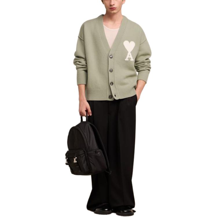 Lookbook AMI PARIS SS24 男女款羊毛心形圖案開襟衫-鼠尾草綠. UKC006018-319