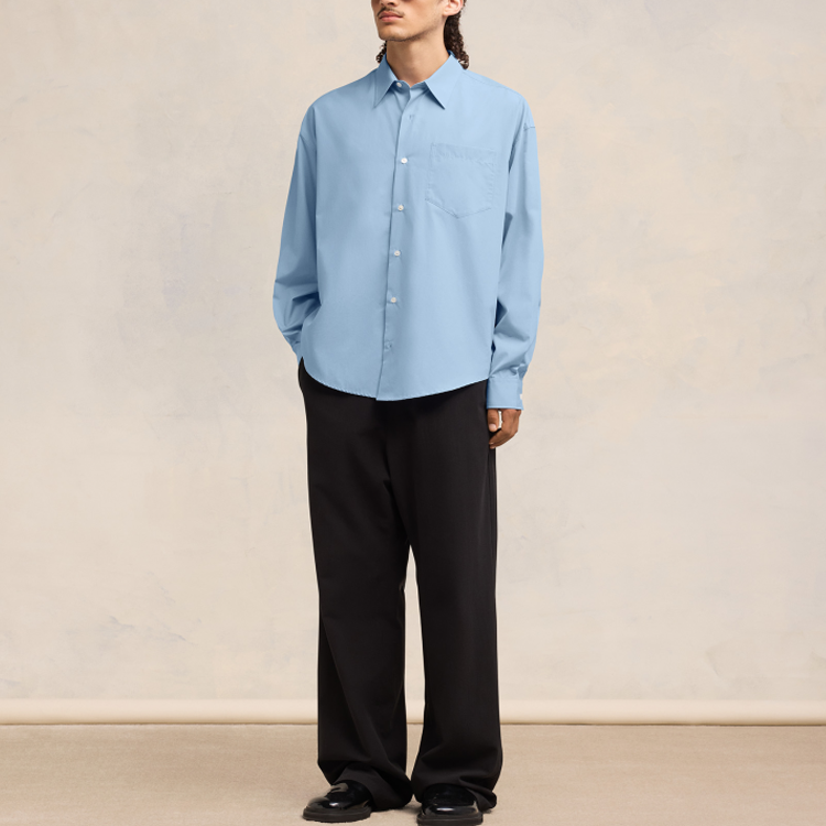 Lookbook AMI Paris SS24 Baju Lengan Panjang Oversized Uniseks Biru. USH116CO0063-484