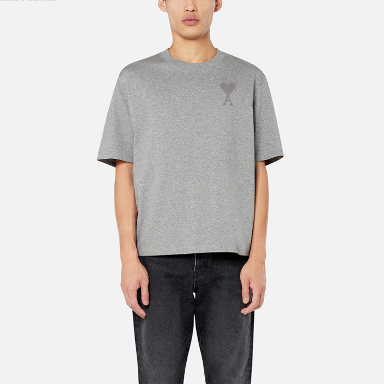 Lookbook AMI Paris 烟灰色男女同款宽松版心形刺绣短袖T恤. E21HJ128726-055