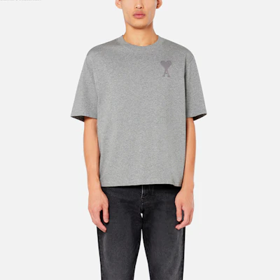 AMI Paris 烟灰色男女同款宽松版心形刺绣短袖T恤. E21HJ128726-055 Lookbook AMI Paris 烟灰色男女同款宽松版心形刺绣短袖T恤. E21HJ128726-055