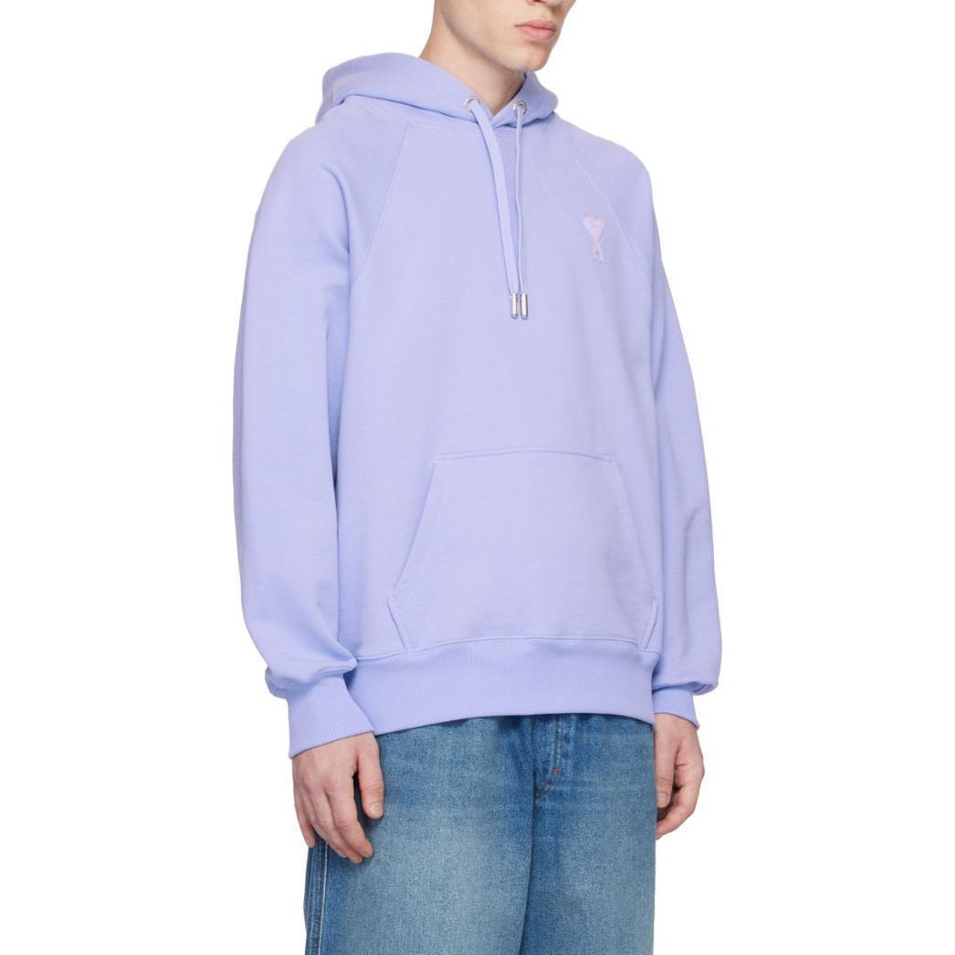 Lookbook AMI Paris 男女紫色連帽衫帶橫裁袖設計。 SPUSW204747507