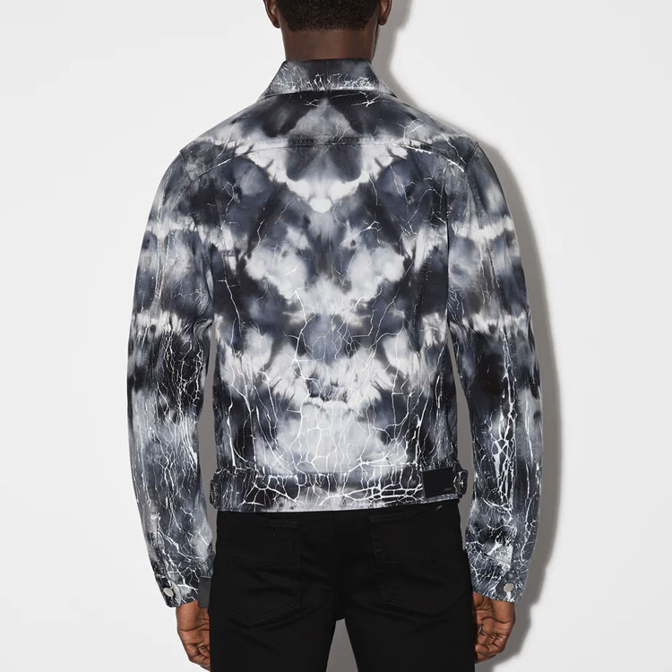 Shop AMIRI FW22 黑色紮染牛仔外套附鈕扣與領款式 PS23MDT008-001