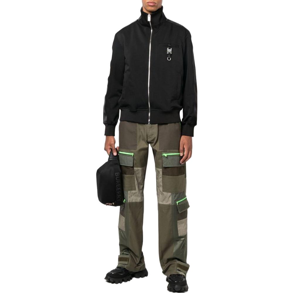 Lookbook AMIRI FW22 グリーンカーゴパンツ パッチワークロゴプリント入り PF22MPF004310