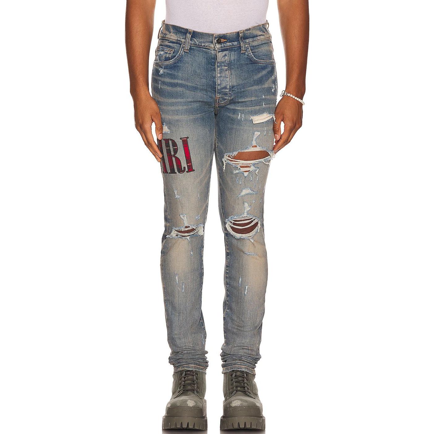 Shop AMIRI FW22 男士藍色做舊破壞Logo印花修身牛仔褲。 AW22MDS016-408