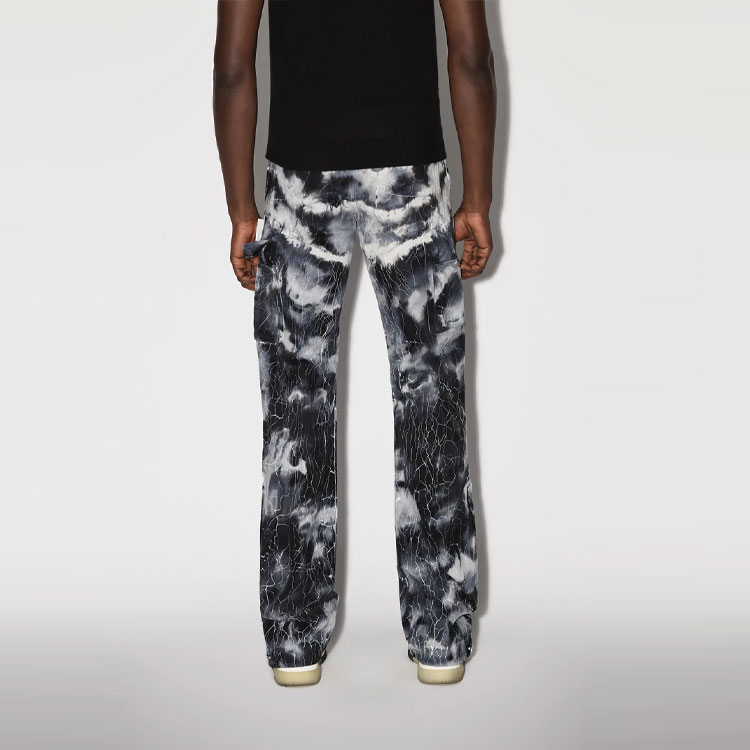 Shop AMIRI FW22 黑色做舊紮染鈕扣牛仔褲. PS23MDF006-018