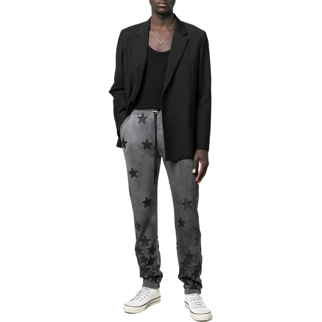 Lookbook AMIRI FW22 Celana Jogger Patch Bintang High-Waisted Pria Abu-Abu. PS22MJS001032