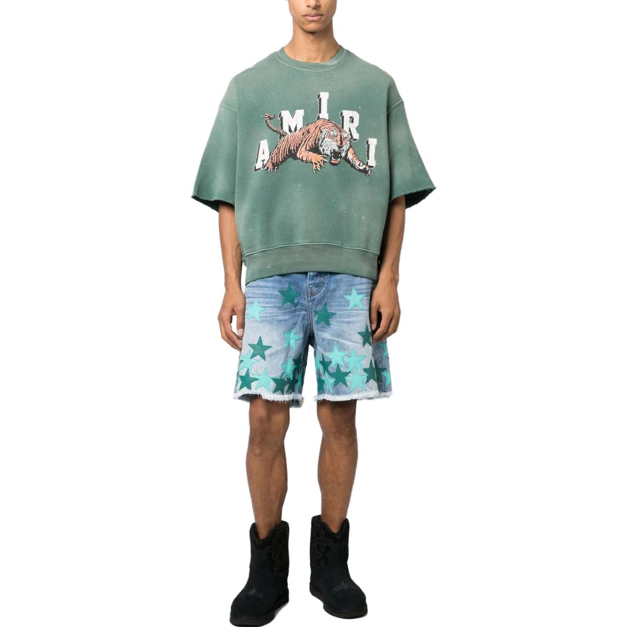 Lookbook AMIRI FW23 Celana Pendek Denim Biru Muda Pria dengan Bordir Bintang Zipper. PF23MDF007-519