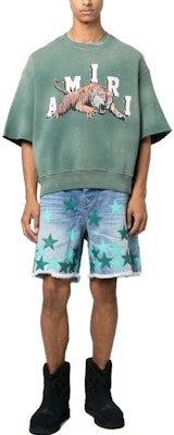 AMIRI FW23 Celana Pendek Denim Biru Muda Pria dengan Bordir Bintang Zipper. PF23MDF007-519 Lookbook AMIRI FW23 Celana Pendek Denim Biru Muda Pria dengan Bordir Bintang Zipper. PF23MDF007-519