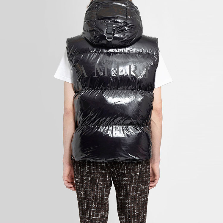 Shop AMIRI 黑色標誌印花羽絨背心 PS22MOV001-001