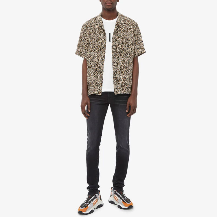 Lookbook AMIRI SS22 Kaos Crewneck Putih dengan Cetak Logo. PXMJLT001SCJ-100