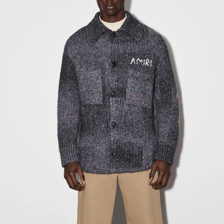 Lookbook AMIRI SS23 黑色刺繡Logo開襟毛衣外套。 PS23MKL003-001