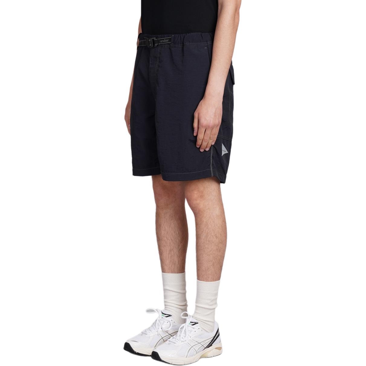 Shop アンドワンダー ソリッドカラー ジップ カジュアルショーツ ブラック 5744152140-010