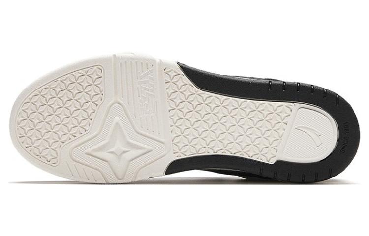 Shop Anta安踏 骜傑 防滑耐磨 低筒 板鞋 男款 白黑