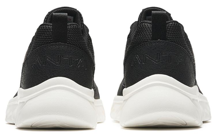 Shop Anta Sepatu Lari 'Hitam Putih' 912345580-7